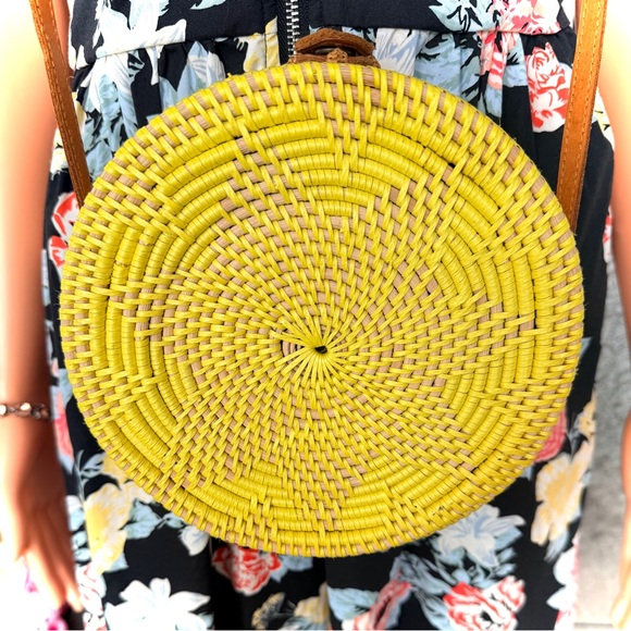Street Level Yellow Woven Round Crossbody Bag Excellent Condition - Picture 6 of 13